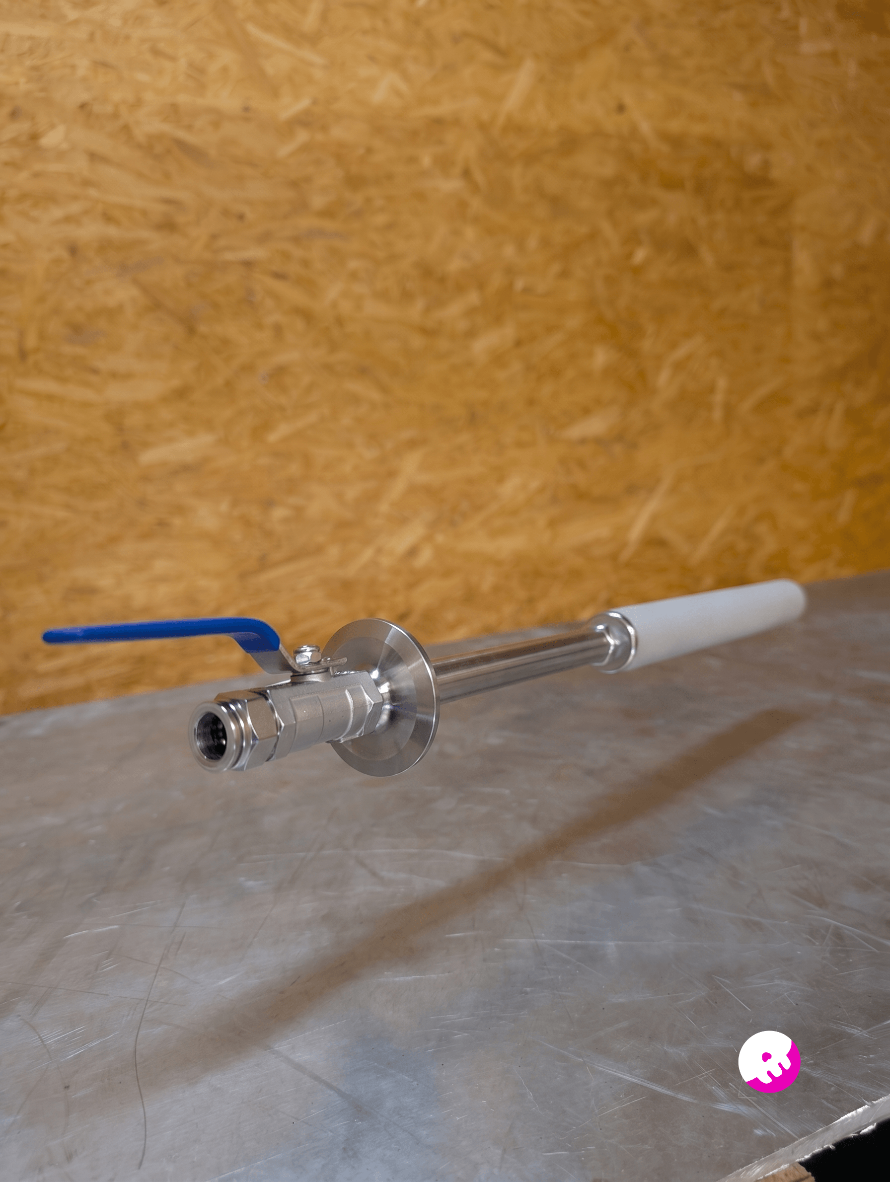 Carbstone Tri-Clamp Anschluss mit Kugelhahn und Gasventil für die sichere CO2 Einspeisung am Edelstahl Fermenter.